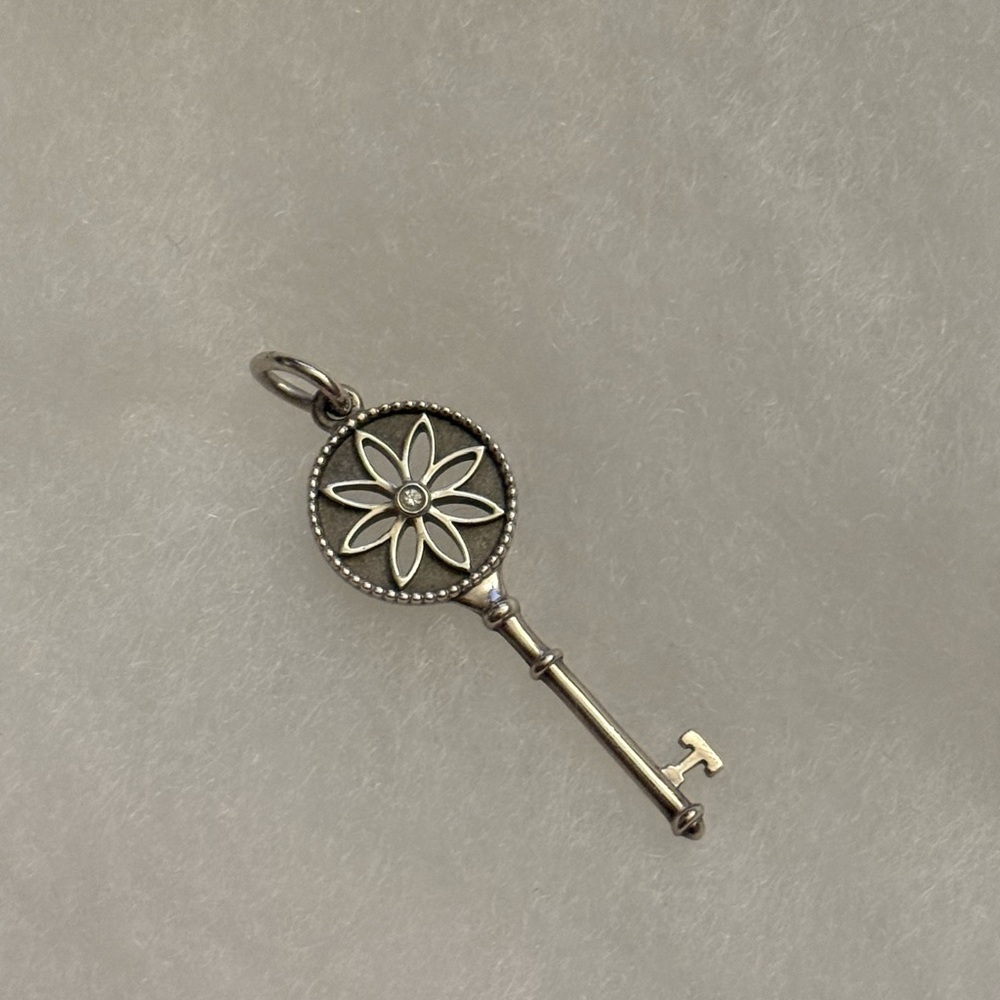 Tiffany and co daisy key silver with diamond small
